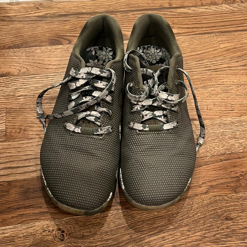 No Bull, women size 9.5.  Green succulent in excellent condition